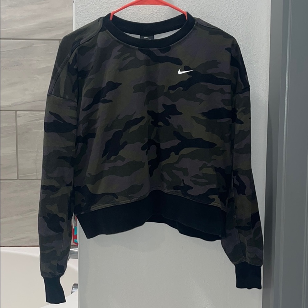 NIKE CAMO CROPPED CREW NECK SWEATSHIRT
